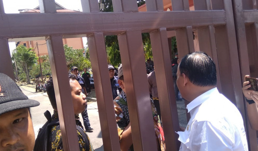 Anggota DPRD Kaltim Bagus Susetyo tak bisa memasuki Kantor DPRD Kaltim siang tadi akibat ketatnya penjagaan oleh pihak keamanan mengantisipasi hal tak diinginkan dari demo yang berlangsung siang tadi. (Foto: Adhi abdhian/korankaltimcom))