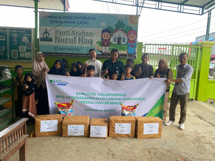 Karyawan BPJS Ketenagakerjaan Samarinda saat berbagi sembako di Panti Asuhan Nurul Haq. (Foto: Humas BPJS)