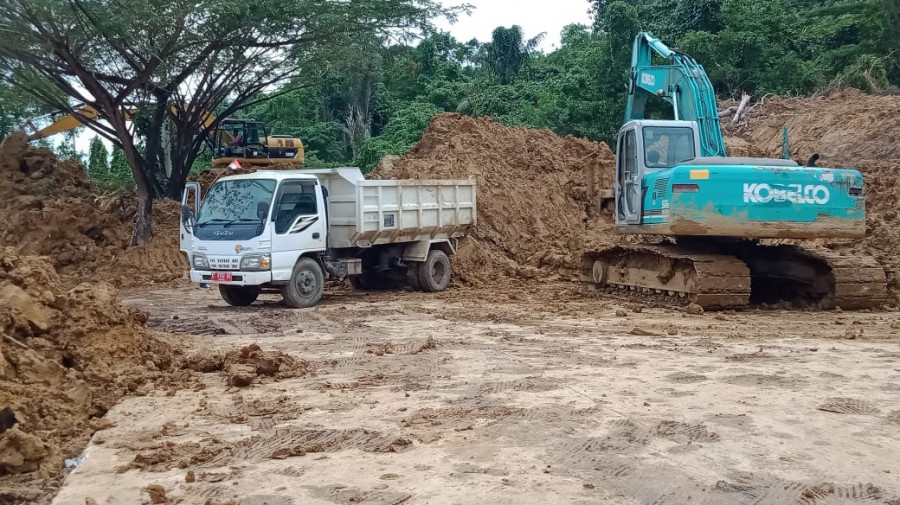 Pengerukan longsoran tanah di Jalan Pattimura yang dilakukan oleh Dinas Pupera Kaltim (permata/korankaltim.com)
