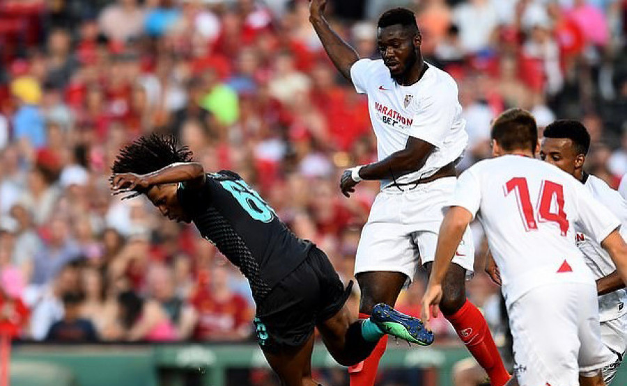 Kartu merah diberikan wasit kepada pemain Sevilla Joris Gnagnon (tengah) yang dengan sengaja melakukan tekel keras terhadap pemain muda 18 tahun Liverpool Yasser Larouci. (dailymail)