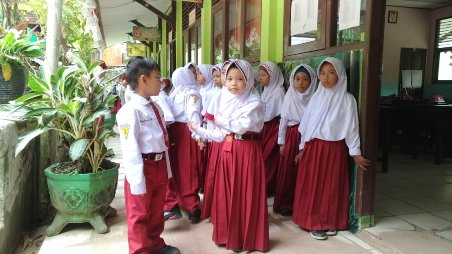 Bertemu guru dan belajar bersama teman sekelas tentunya menjadi kerinduan bagi peserta didik yang hingga kini masih menjalankan sistem belajar dari rumah. (Foto: Hendra/korankaltim.com)