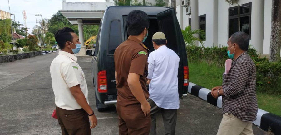 Ketiga tersangka saat masuk mobil tahanan Kejari Kukar, untuk dititipkan ke Mapolres Kukar. (Foto: sabri/KoranKaltim.com)