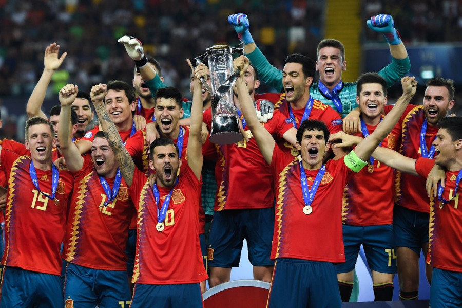 Pemain muda Spanyol mengangkat trofi juara Piala Eropa U-21 usai menumbangkan Jerman pada laga final pagi tadi. (uefa twitter)