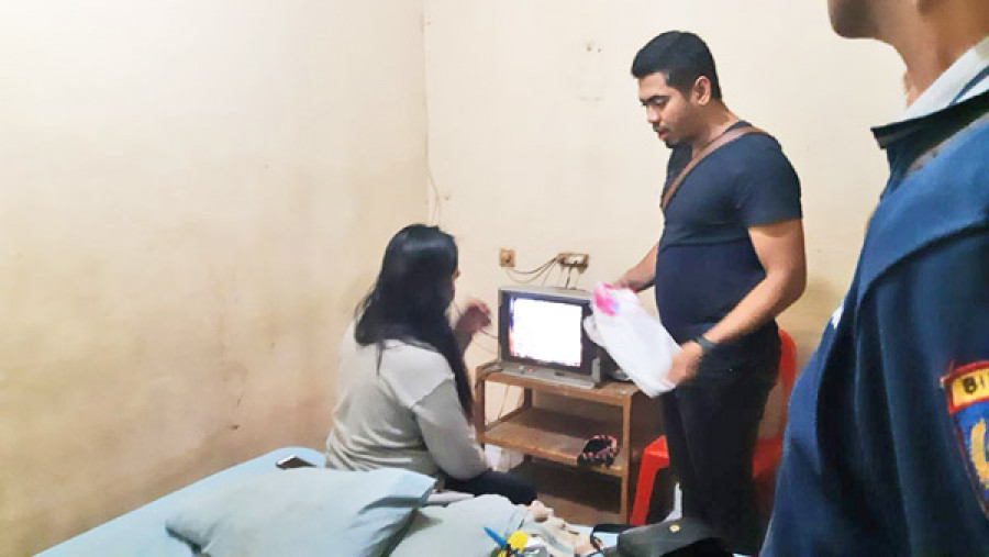APARAT Polsek Sungai Pinang saat memeriksa identitas dan menginterogasi pasangan bukan suami istri, di salah satu hotel, Sabtu (5/5) malam lalu. (dor / korankaltim)