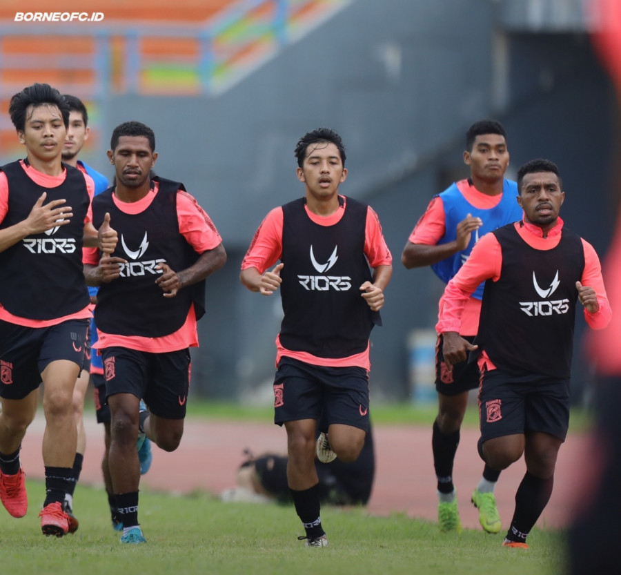 Pemain muda Borneo FC, mendapat kesempatan berlatih bersama pemain senior seiring dengan regulasi yang dikeluarkan PSSI. (borneofc.com)