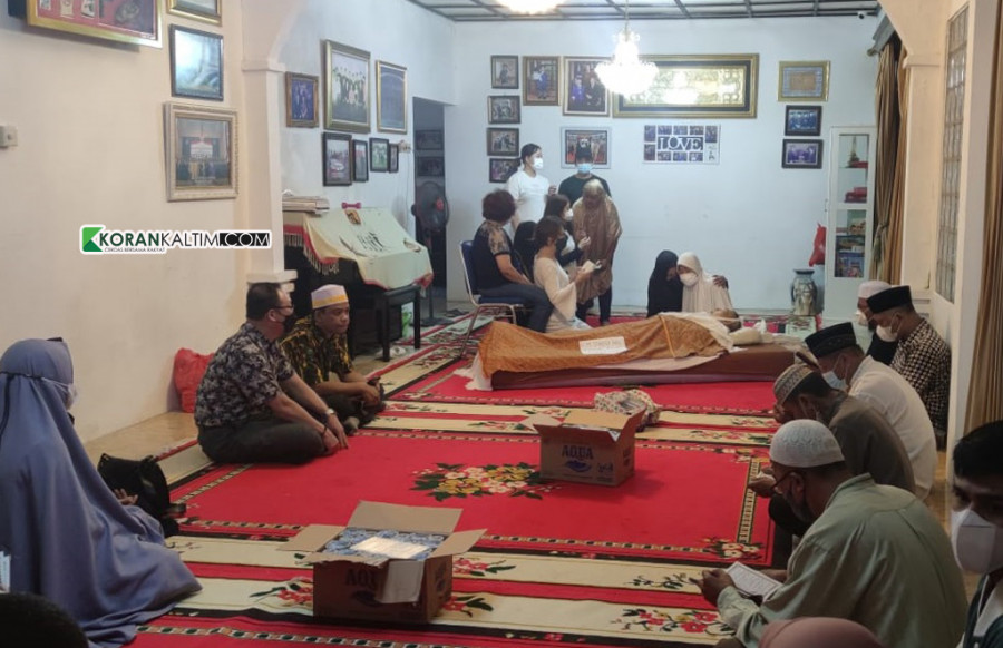 Pelayat saat membacakan talkin di rumah duka Almarhum Johny Ng. (Foto: Yudi Hadi/Korankaltim.com)