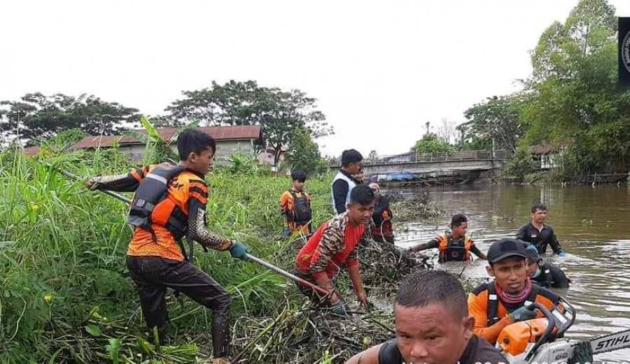 Pembersihan gulma di sungai Tenggarong oleh BPBD Kukar dan Pramuka Peduli (foto: BPBD Kukar/istimewa)