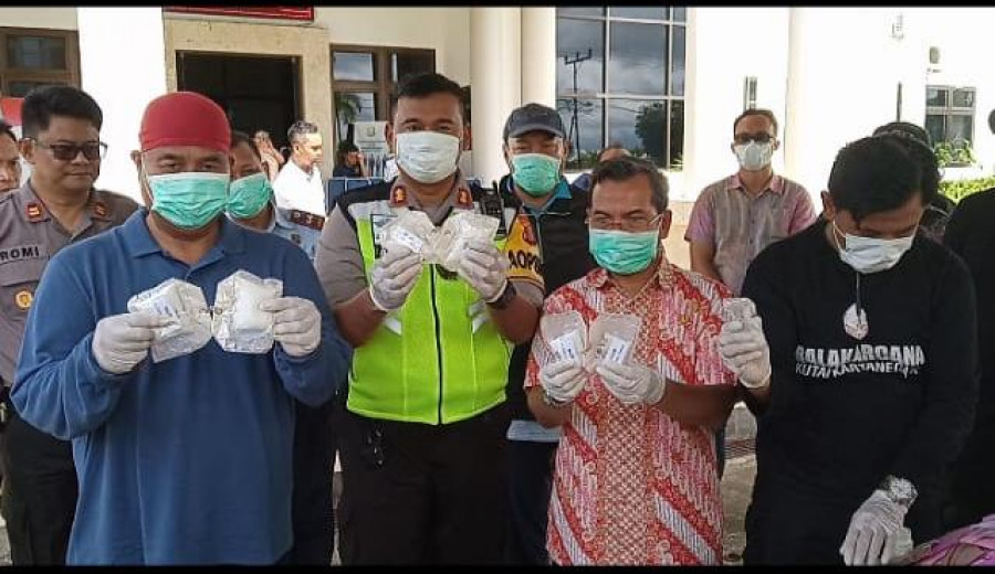 Bupati Kukar Edi Damansyah, Kapolres Kukar AKBP Anwar Haidar, Kepala Kejari Kukar Kasmin dan Sekda Kukar Sunggono menunjukan barang bukti berupa narkoba yang akan di musnahkan, Jumat (14/7/2019)
