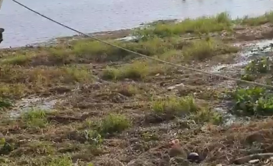 Tumpukan sampah di Sungai Mahakam tepat diseberang Kantor Gubernur Kaltim