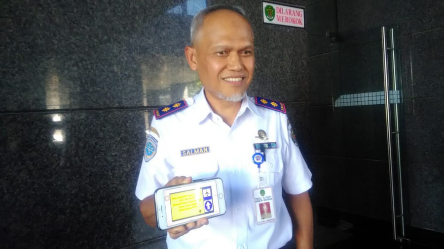 Kepala Dinas Perhubungan Kaltim Salman Lumoindong, saat menunjukkan alur alternatif menuju Bandara.(rusdi)