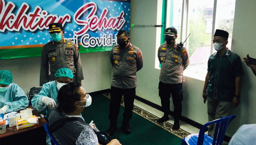 Wakapolda Kaltim Brigjen Pol Hariyanto bersama Ketua PC NU Balikpapan K.H Muskhlasin saat meninjau pelaksanaan vaksinasi Covid-19 di Graha NU Balikpapan (Foto: Muhammad Rizieq/Korankaltim.com)