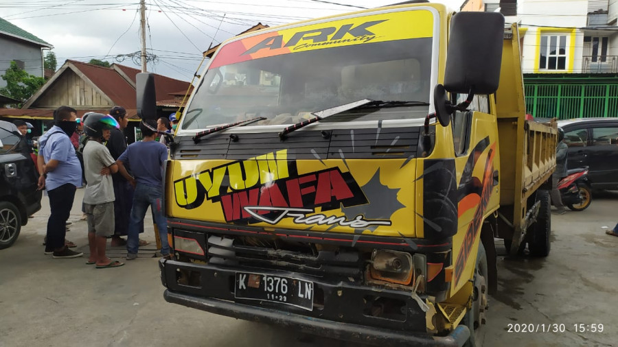 Truk yang bermuatan pasir basah yang menghantam 3 pengendara motor dari arah turunan gunung manggah, satu diantaranya ayah dan anak dan keempatnya meregang nyawa. (Foto: Nancy/korankaltim.com)