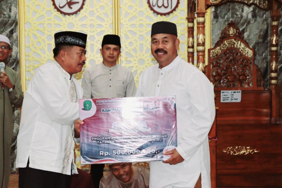 Bupati Serahkan bantuan Rp500 juta untuk Masjid Jami’ Al Mu'minun. (Foto: Prokom)