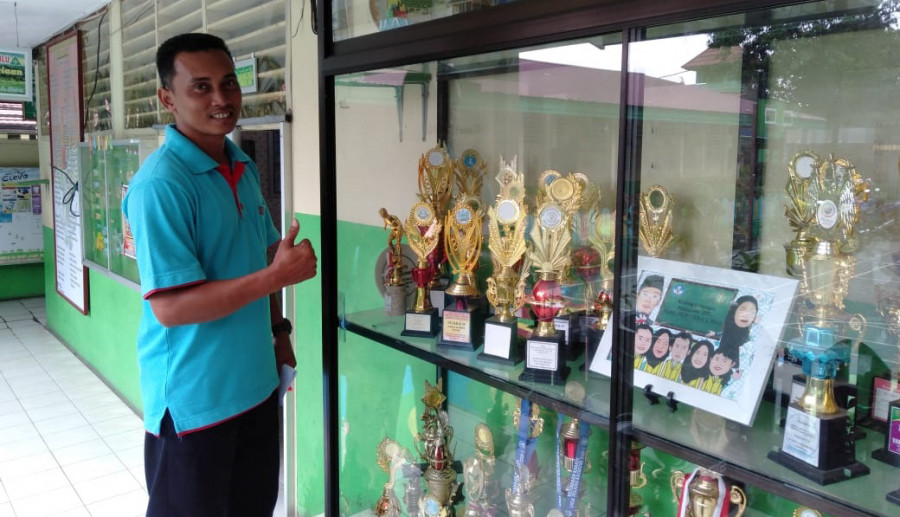 Beberapa Trofi yang Diperoleh SDN 001 yang diperlihatkan Edi Sudibyo (Foto: Fairus/KoranKaltim.com)