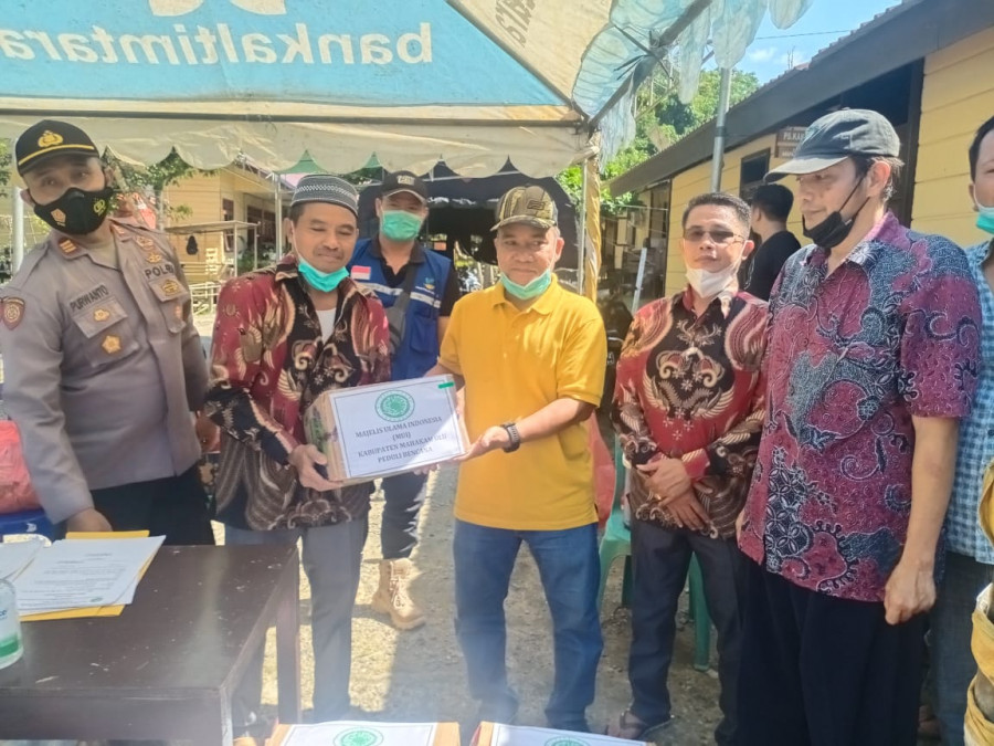 Penyerahan bantuan sembako oleh MUI ke posko penanggulangan kebakaran (Foto: istimewa)