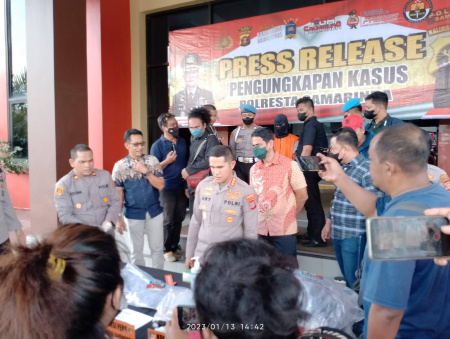 Kapolresta Samarinda Kombes Pol Ary Fadli saat rilis pembunuhan di TPA Bukit Pinang, Jumat (13/1/2023) hari ini. (Foto:Nancy/korankaltim.com)