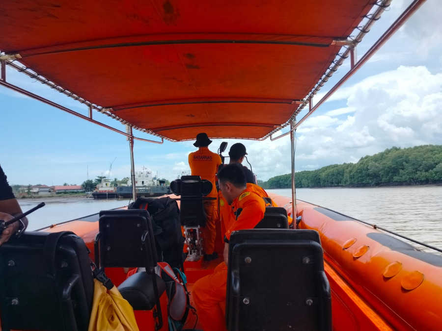 Tim yang diturunkan untuk melakukan pencarian POB di perairan Muara Pegah. (Istimewa/Basarnas Kaltim)