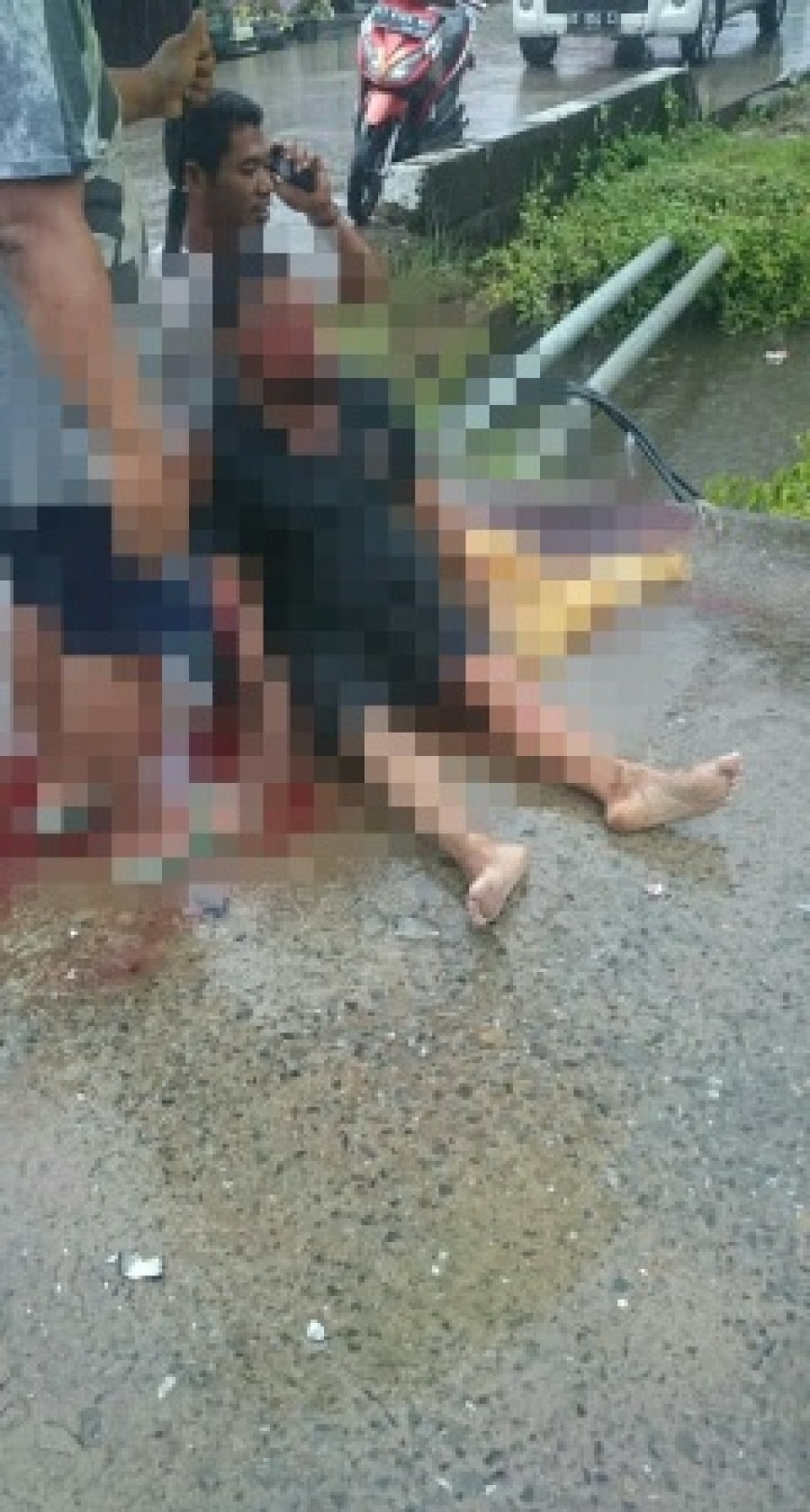 LAKA LANTAS: Korban kecalakaan ketika diselamatkan warga.