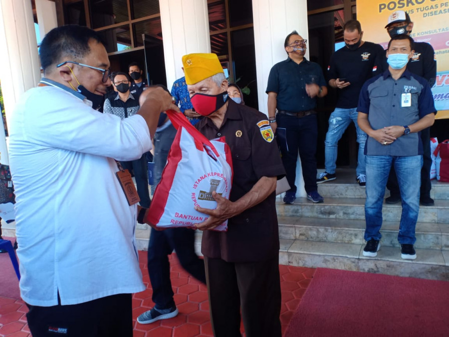 Wali Kota Balikpapan Rizal Effendi (kiri) menyerahkan bantuan dari Presiden RI kepada veteran. (Foto: Hendra/KoranKaltim.Com)