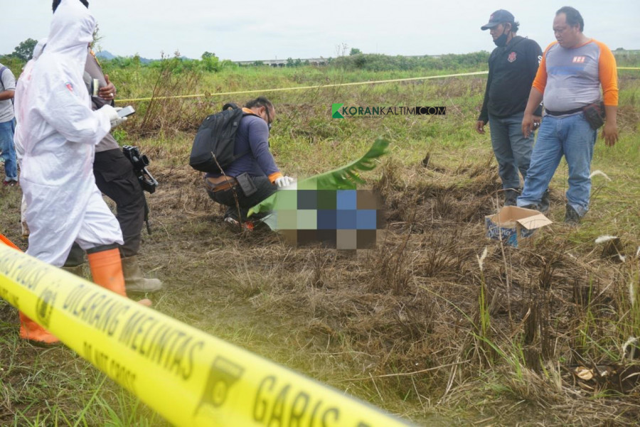 Tim Inafis Polresta Samarinda saat melakukan olah TKP korban penimpasan di Palaran kemarin. (Foto: Nancy/korankaltim.com)