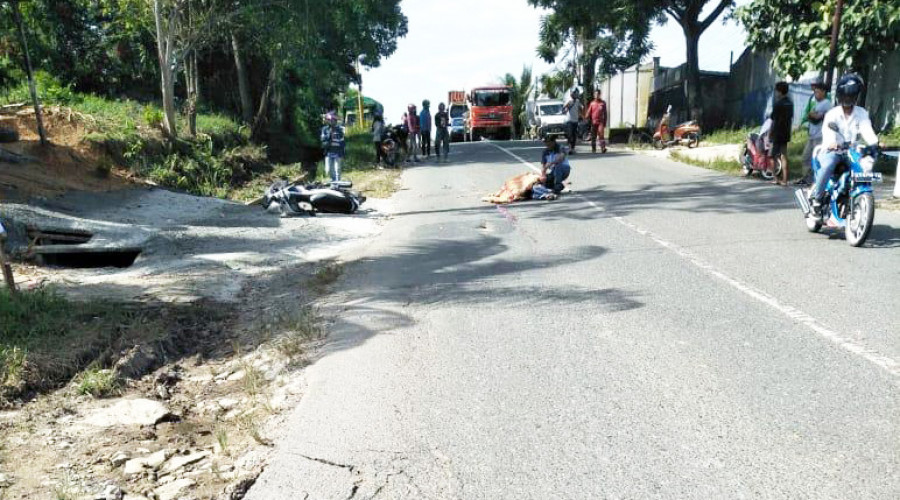 Korban tergeletak di tengah jalan saat menunggu tim mengevakuasi dan olah TKP ( istimewa )
