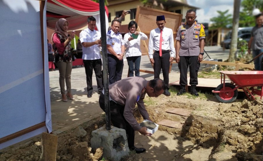 Dirlantas Polda Kaltim, Kombes Pol Eddy Djunaedi saat melakukan peletakan batu pertama pembangunan gedung Satpas SIM pada Kamis (27/6) siang tadi. ( Foto: Nancy/korankaltim.com)