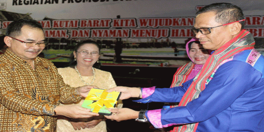 DONGKRAK POTENSI: Mewakili Bupati Kubar, Sekkab Yacob Tullur (kiri) menyerahkan cinderamata kepada Kepala UPTD Taman Budaya Provinsi Kaltim Mohammad Guntur.