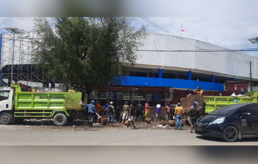 Pembersihan sampah yang berserakan di TPS Terminal Bus Banjarmasin, Jalan Bung Tomo dilakukan sejak pagi tadi, senin (15/8/2022). (Foto: Istimewa)