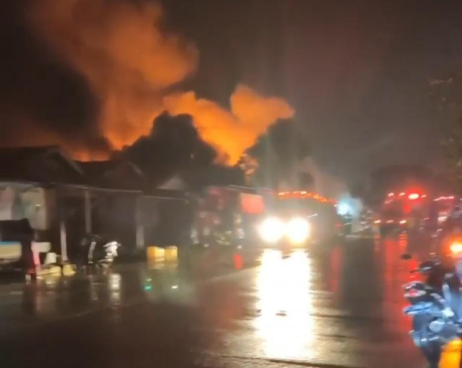 Kebakaran yang Melanda Ruko di Bontang Kuala, Pukul 01.45 Wita, dini hari tadi. (Istimewa)