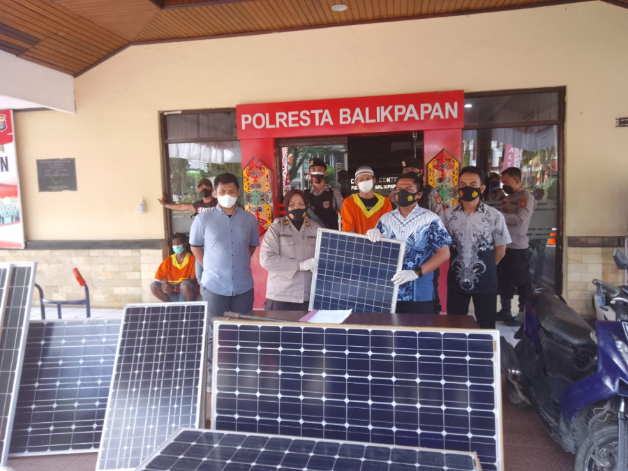 Kasat Reskrim Polresta Balikpapan Kompol Rengga Puspo Saputro saat menunjukan barang bukti panel surya hasil pencurian pelaku. (Yudi hadi)