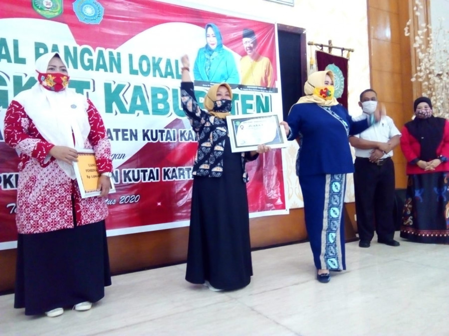Kecamatan Muara Muntai Juara 1 Festival Pangan Lokal B2SA yang Digelar DKP Kukar di Pendopo Wabup tahun ini (Heri/korankaltim.com)