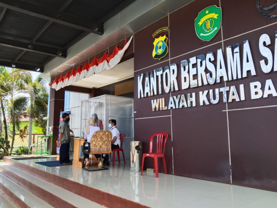 Para wajib pajak yang datang terlebih dahulu harus mengikuti protokol kesehatan sebelum masuk dalam kantor pelayanan pajak kendaraan bermotor. (Handayan/korankaltim.com)