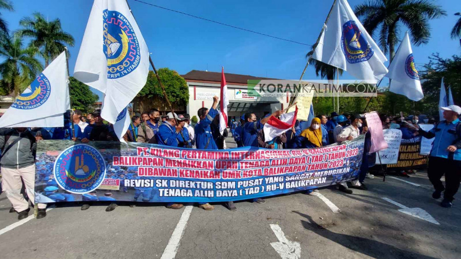 Ratusan pekerja pertamina yang tergabung dalam Serikat Pekerja Tenaga Bantuan (SP Naban) Bersatu PT Pertamina RU V Balikpapan, melakukan aksi demonstrasi, Senin (31/7). (David Purba/ Korankaltim.com)