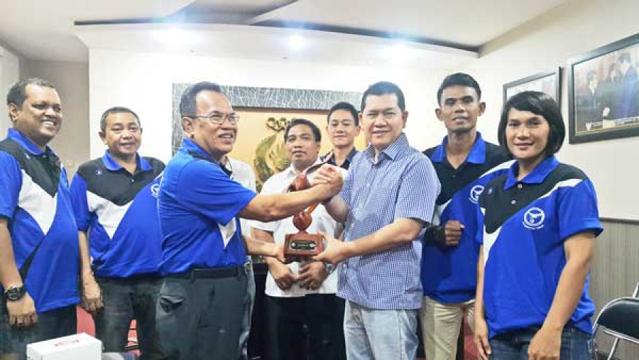 TETAP DIAPRESIASI : Zuhdi Yahya (tiga dari kanan) saat menerima piala dari Ketua PCI Kaltim Musyahrim kemarin. ( RGN / korankaltim)