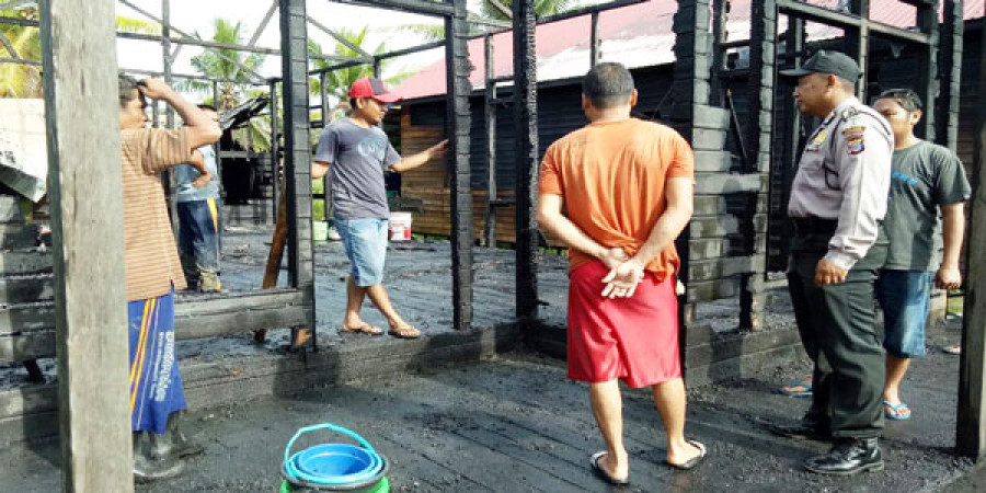 LUDES – Rumah milik Sharuji alias Udung, di RT 03 Desa Separi, Kecamatan Tenggarong Seberang yang terbakar.