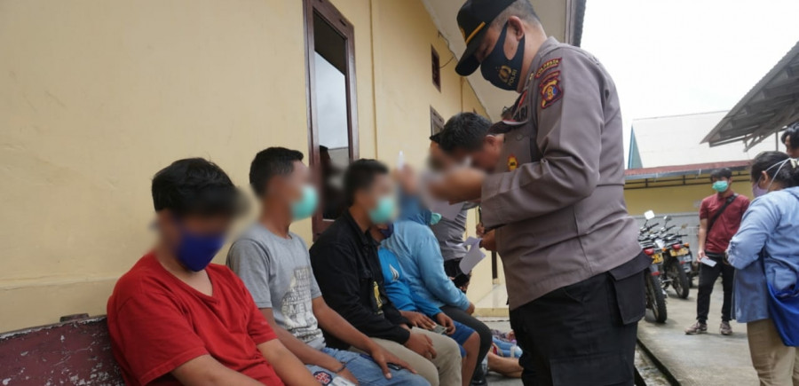 Para pelajar yang diamankan dan saat hendak mengikuti aksi unjuk rasa Senin (12/10/2020) hari ini. (Foto: Nancy/korankaltim.com)