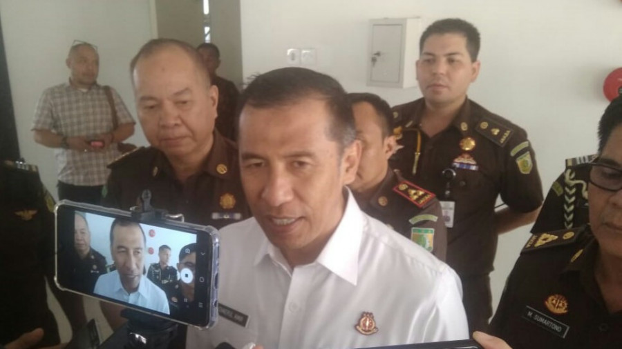 teks : pejabat Kajati Kaltim baru Chairul Amir siap bekerjasama dengan media terkait penuntasan perkara hukum di kaltim. ( Foto: Adhi abdhian/korankaltimcom)