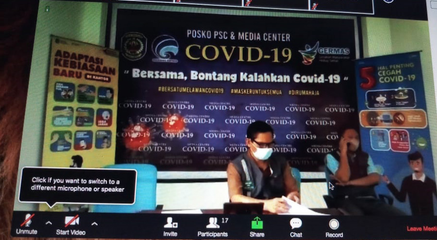 Kadis Kesehatan Bontang dr ahauddin dan tim gugus percepatan penanganan covid 19 Kota Bontang, saat melakukan konfrensi pers melalui zoom , Selasa, 14 Juli 2020. (Foto: Olis/korankaltimcom)