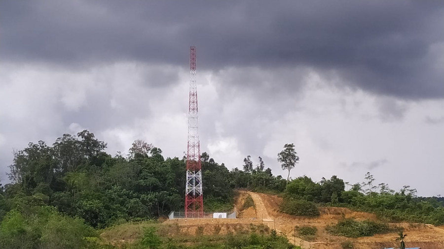 Towor Base Transceiver Station (BTS) yang Berada di Tikah Kampung Ujoh Bilang Kecamatan Long Bagun Kabupaten Mahakam Ulu. (Foto : Rendi Rifaldy)