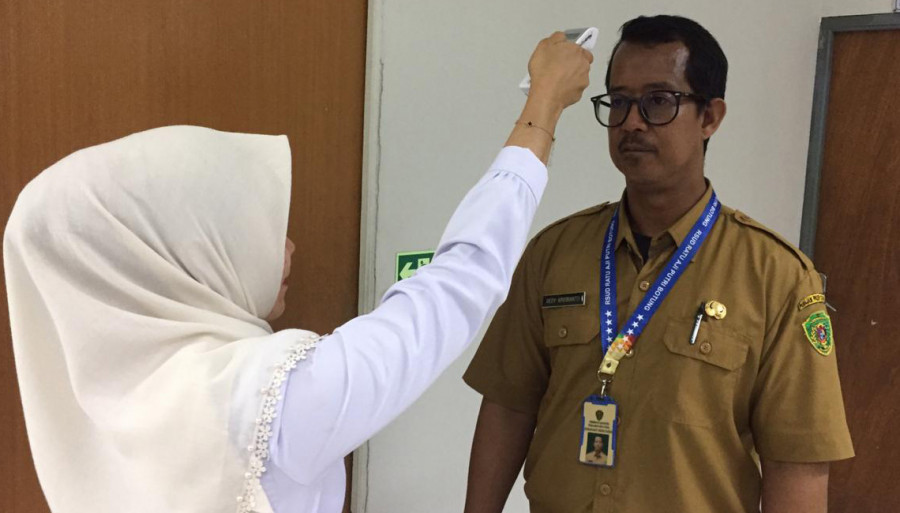 Karyawan rumah sakit dilakukan pemindaian suhu tubuh sebagai antisipasi penyebaran virus Corona. (Foto : Erwin/Korankaltim.Com)