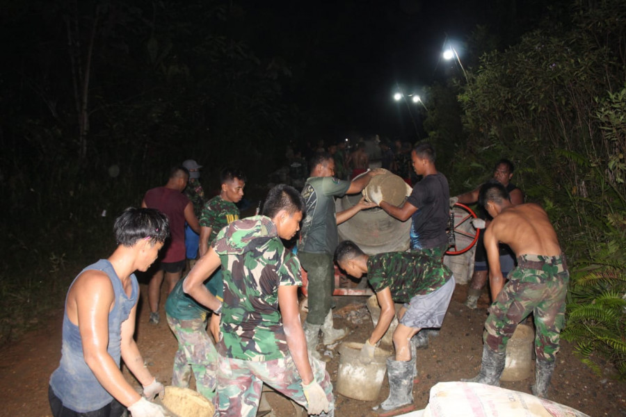 Pastikan semenisasi selesai tepat waktu satgas TMMD tetap bekerja walaupun harus lembur. (Foto: Humas Kodim)