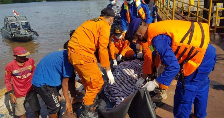 Tim SAR saat mengevakuasi jasad korban. (Foto:Tim SAR)