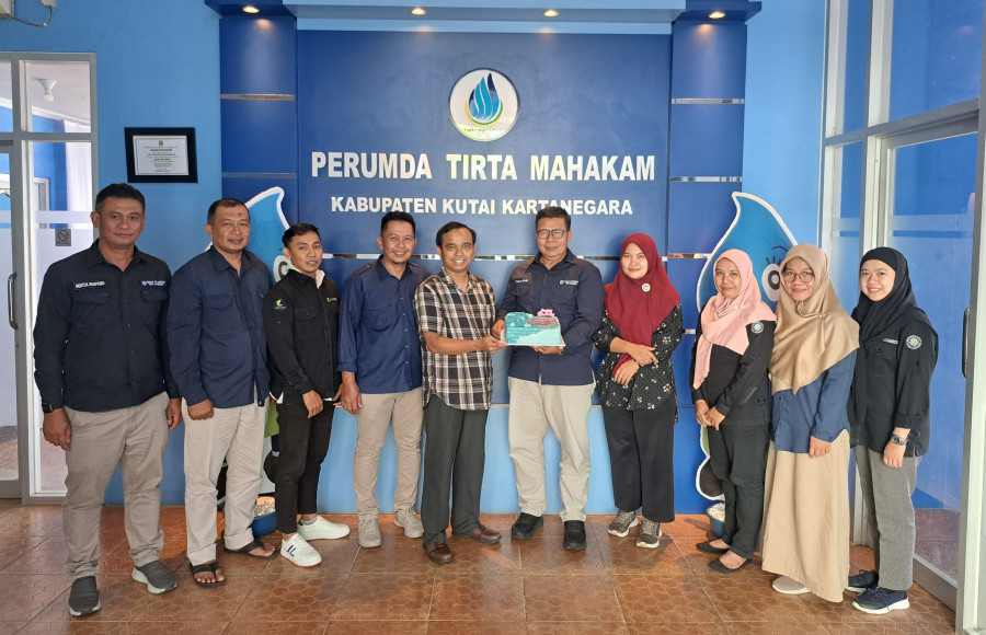 Direktur Koran Kaltim, Desman Minang Endianto (kelima dari kiri) memberikan kue ucapan ulang tahun diterima Dirut Perumda Tirta Mahakam, Suparno. (Foto: Dok.Korankaltim.com)