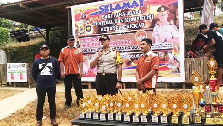 Kapolres Kutai Kartanegara AKBP Anwar Haidar resmi membuka Festival dan Kompetisi Burung Berkicau, Minggu (03/06)
