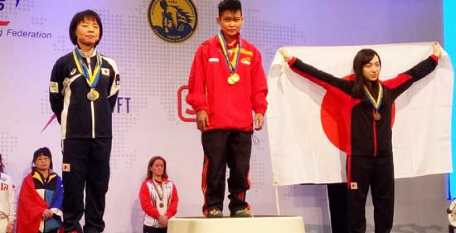 MEMBANGGAKAN: Satu-satunya lifter angkat berat putri Kaltim, Widari, yang tergabung dalam timnas Indonesia, saat naik podium di kejuaraan dunia di Swedia. ( RGN / korankaltim )
