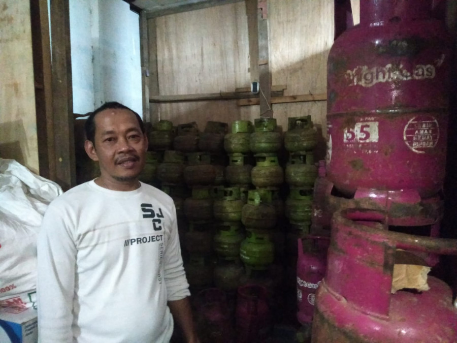 Sandi (42) pemilik pangkalan gas elpiji 3 kg Tasmia di Jalan Pulau Kalimantan yang baru Selasa (3/5/2022) hari ini mendapatkan dapatkan stok tabung melon.(Foto:Nancy/korankaltim.com)