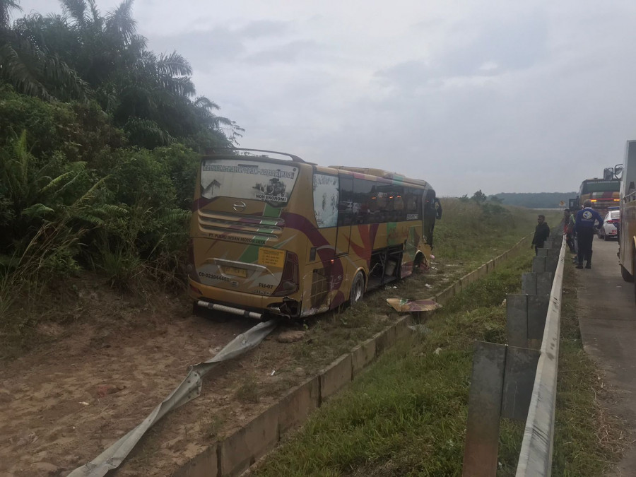 Kondisi akhir bus yang mengalami pecah ban di ruas Tol Balsam (istimewa)