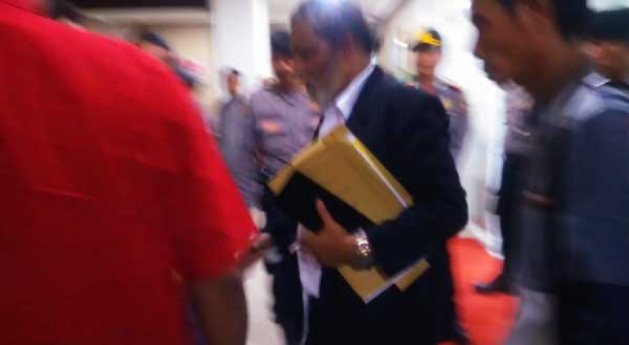 Balon Rektor Unmul nomor urut 1 Asnar, saat dipaksa keluar dari ruang rapat