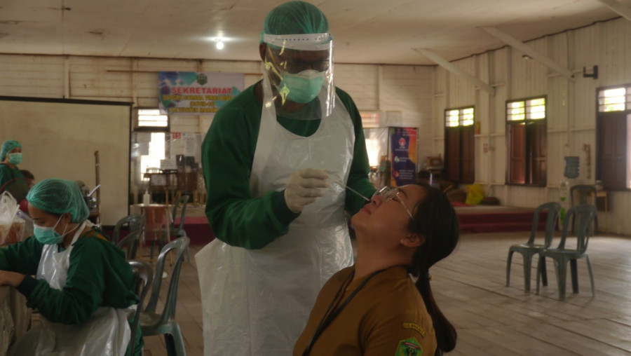 Screening Peserta upacara HUT ke-76 RI yang berlangsung di Balai Pertemuan Umum Ujoh Bilang (yosafat/korankaltim.com)