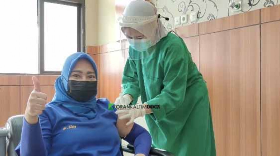 Nakes di RSUD AW Sjahranie Samarinda yang menerima vaksinasi Covid-19 (Foto: Permata/Korankaltim.com)